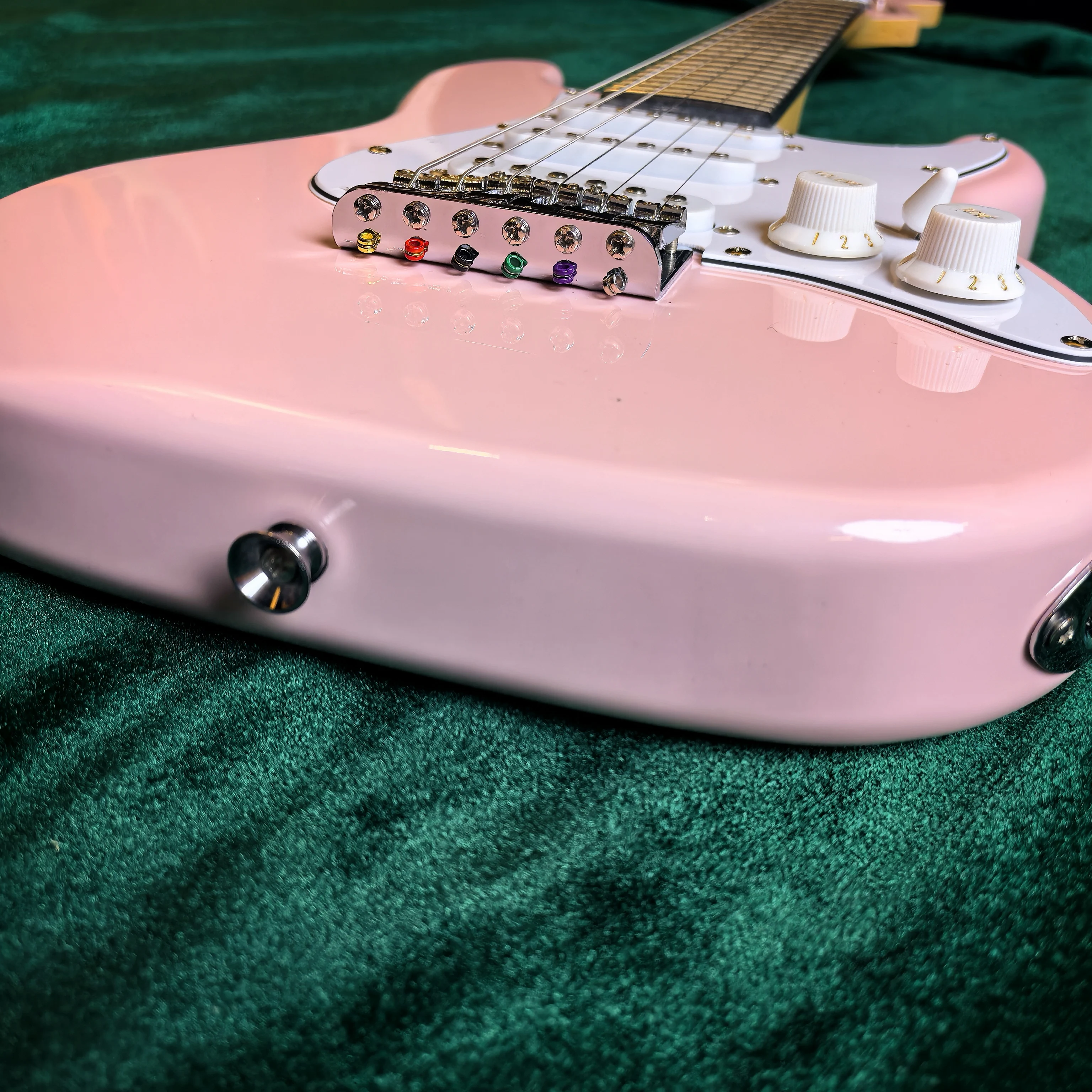 موديل أطفال، جيتار كهربائي وردي مكون من 6 أوتار، جيتار كهربائي صغير 24 بوصة، تباعد سلسلة 492 مم، طول الجيتار الإجمالي 80 سم.