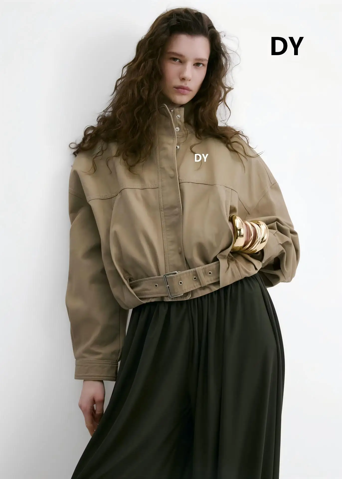 2026 vintage khaki short windbreaker with high collar, buttoned waistband, casual outdoor women's workwear short coat