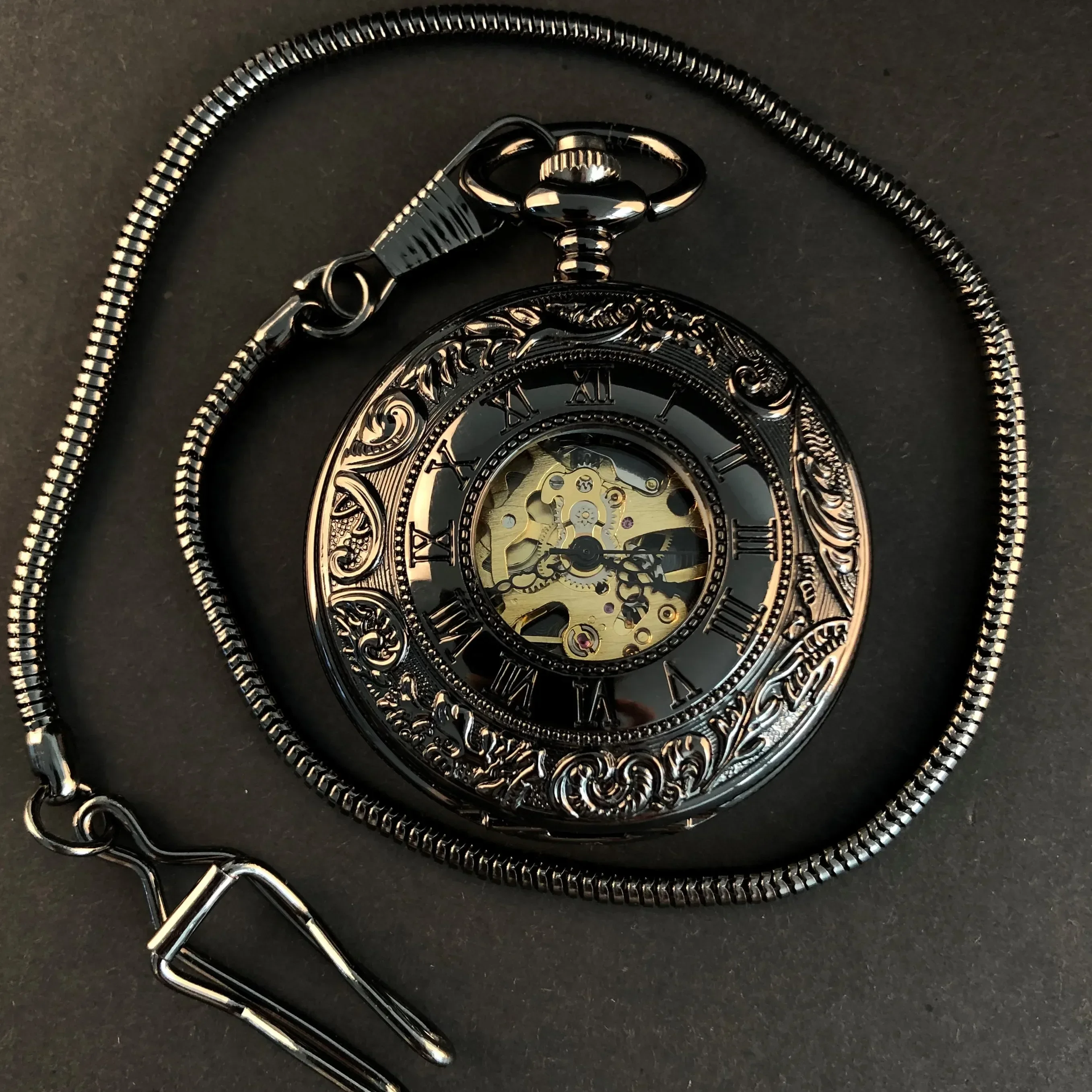 Vintage schwarze römische Ziffern Taschenuhr mechanische weiße Zifferblatt Design Handwind lässig mit Kette Anhänger Uhr