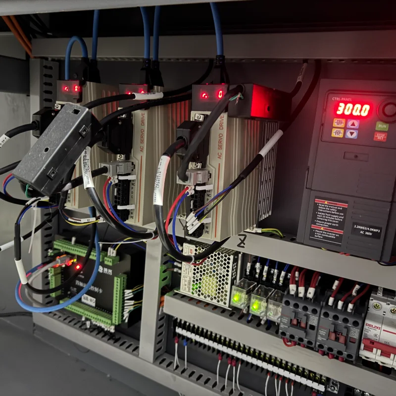 Precision CNC drilling and milling machine with three-axis servo control, high-speed 24K RPM spindle and 0-90° flip table