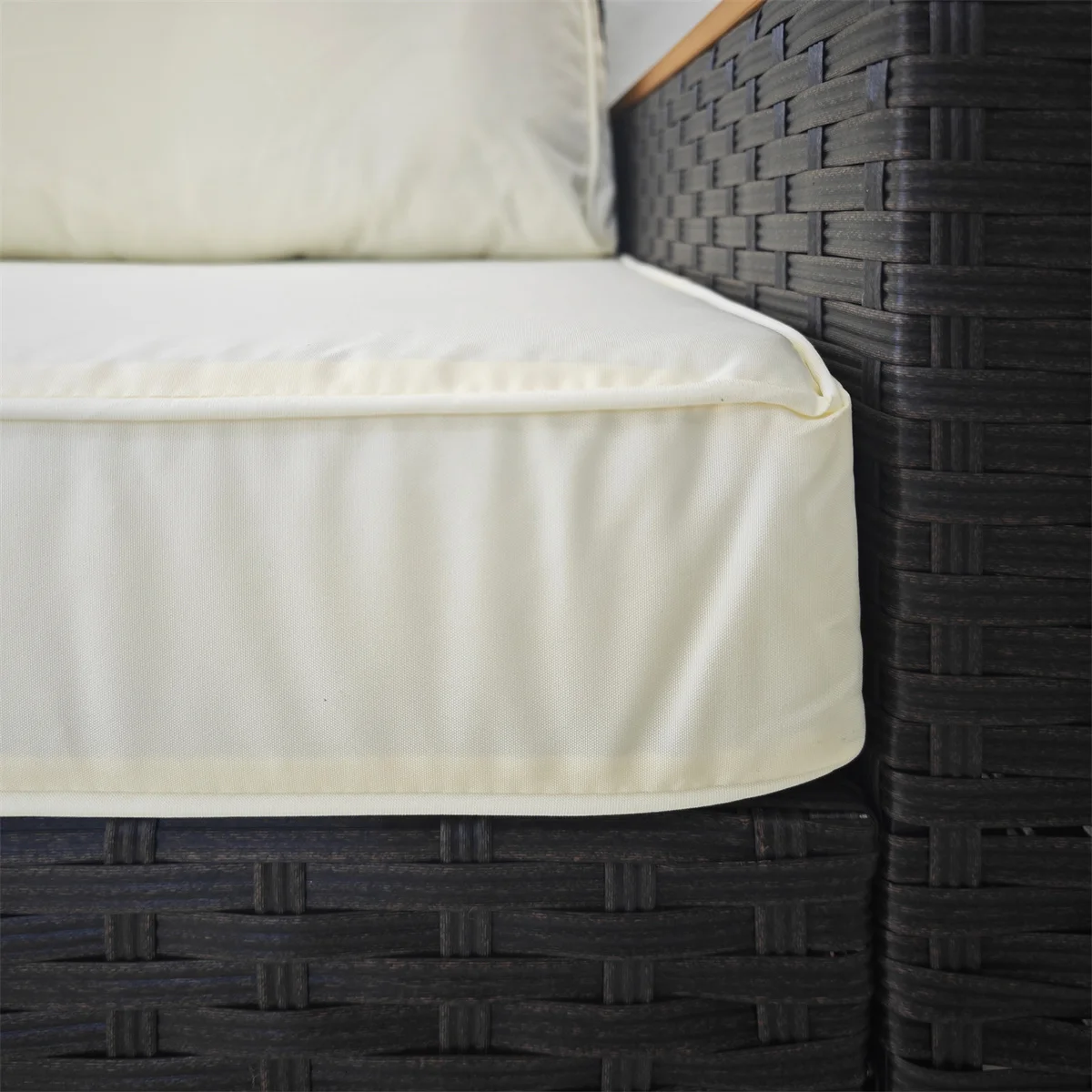 أريكة راتان بثلاثة مقاعد باللون البني والبيج