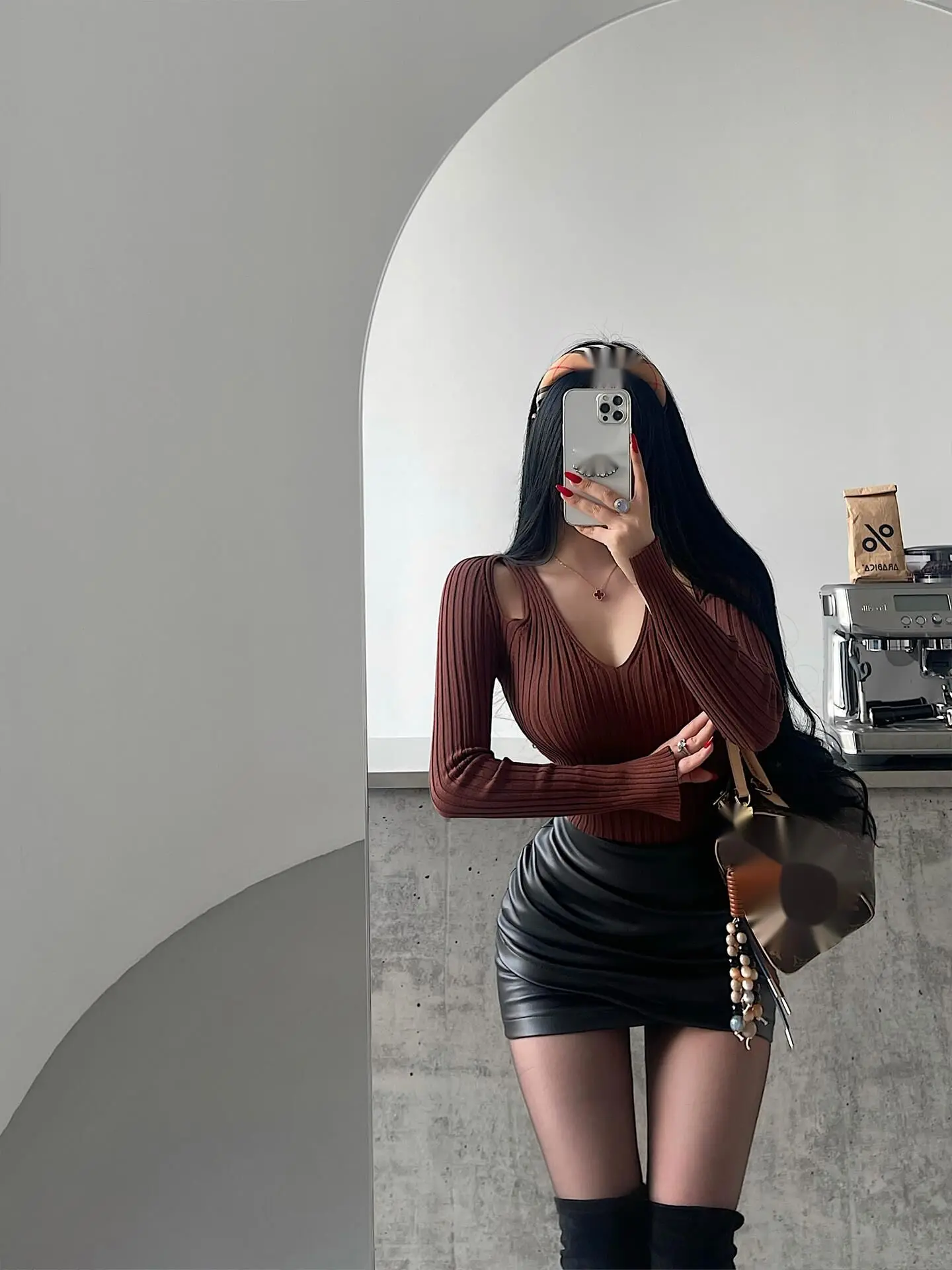 Stile maturo Puro desiderio Scollo a V Scava Fuori Spalla Slim Fit Manica lunga Top lavorato a maglia Maglione Moda Donna 2025 Nuovo Top OTQ4