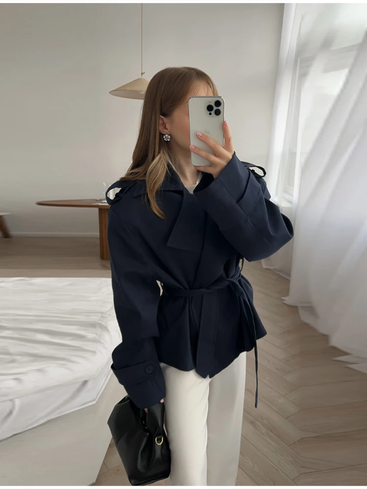 2026 Eleganter Damen-Trenchcoat mit Taillengürtel und Revers, Kurze Boutique-Jacke im Retro-Chic-Stil, Vielseitige Alltags- und Bürokleidung – Detail 15