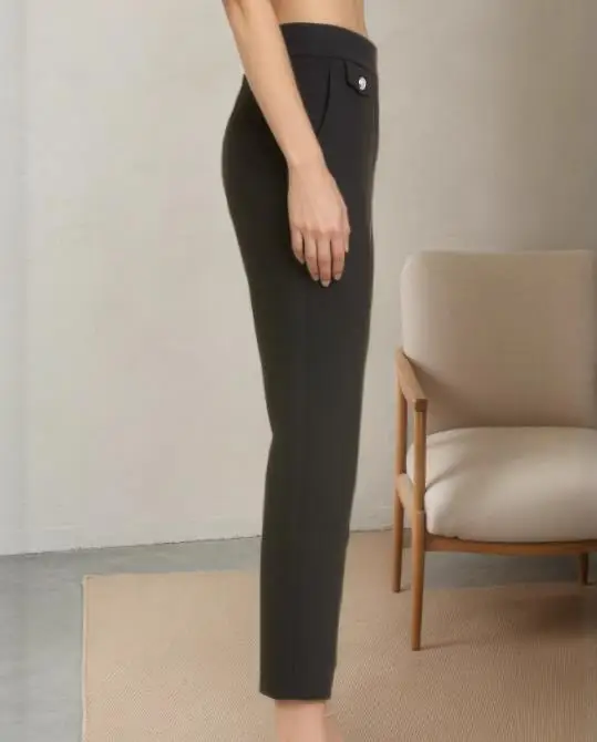 Pantaloni da donna slim fit per la primavera e l'estate, nuovi pantaloni corti con decorazione a bottoni a vita alta in tinta unita adatti per i pendolari