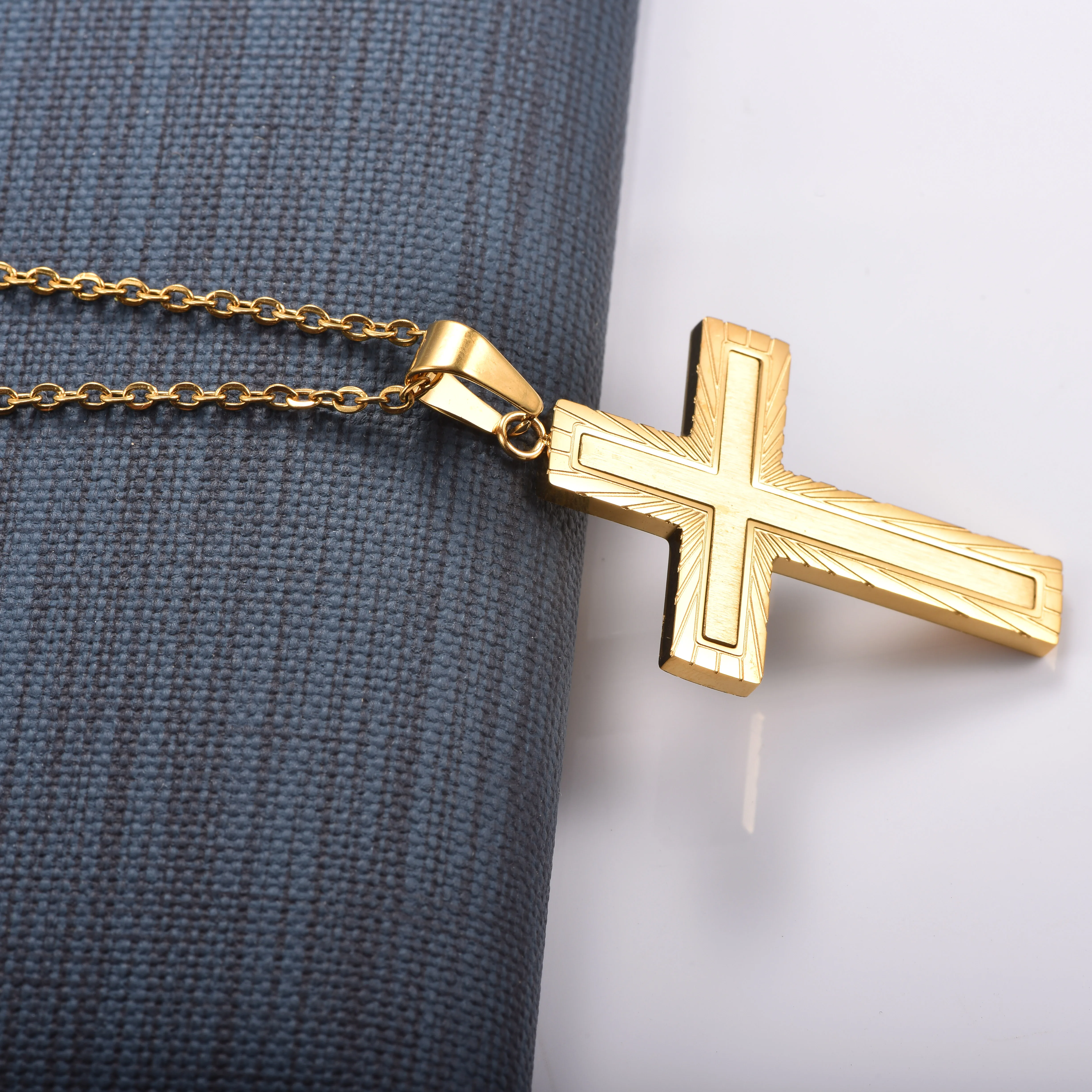 Vintage-Halskette mit Kreuzanhänger aus poliertem Edelstahl, Unisex, für den täglichen Gebrauch, Geburtstags- und Weihnachtsgeschenk. – Detail 2
