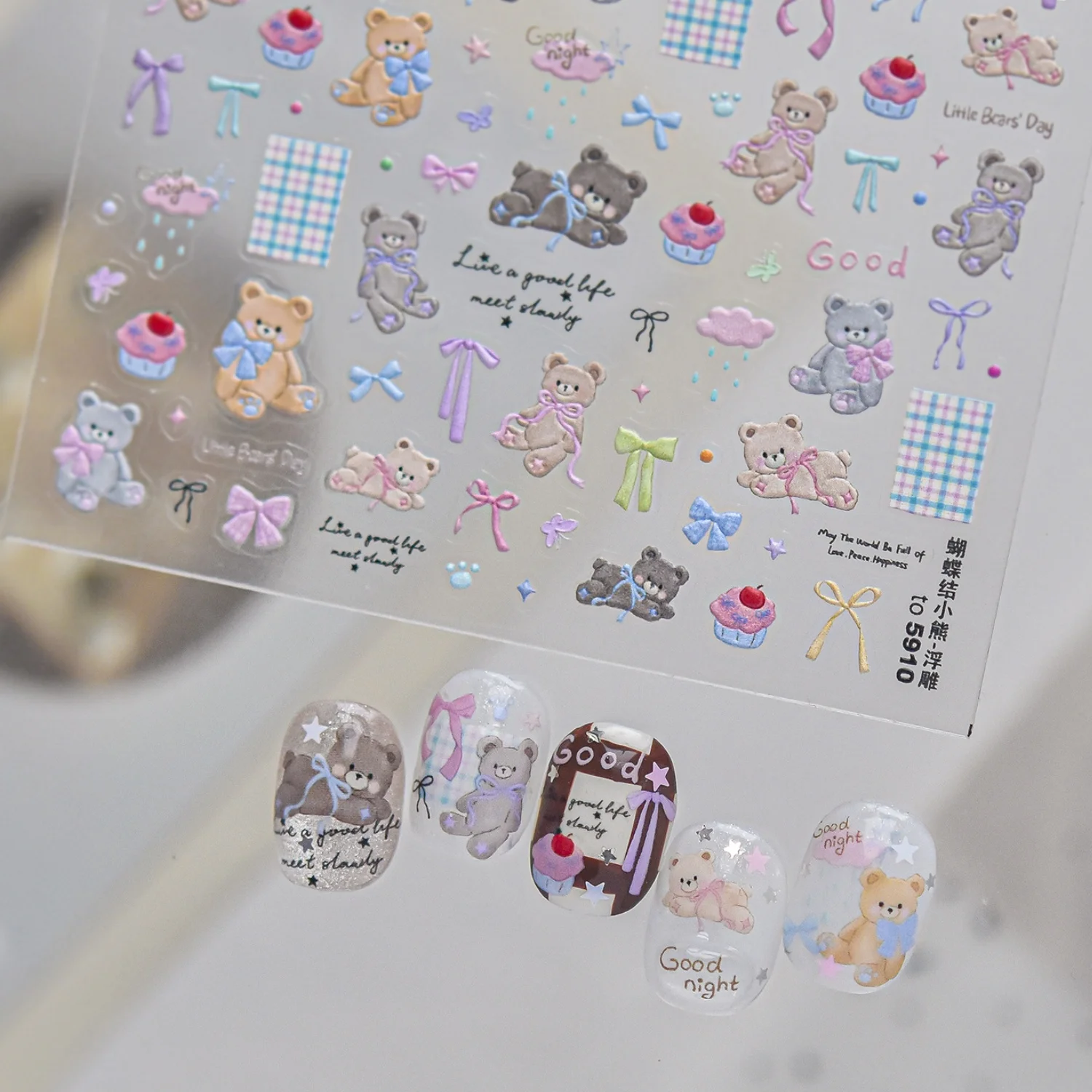 Süßer Schleifenbär Buntes Band Karomuster Quadratische Cupcake-Wolke Regentropfen 5D Nagelaufkleber Selbstklebende Nagelsticker Maniküre-Zubehör