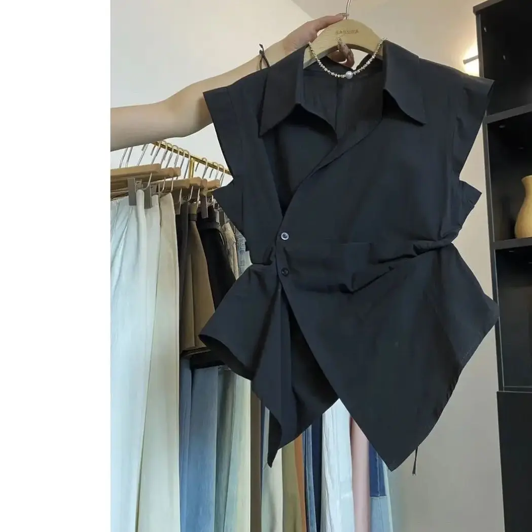 قميص نسائي صيفي جديد بياقة بولو بدون أكمام على الطراز الكوري، تصميم أنيق وعصري بلون واحد مع إغلاق بالأزرار