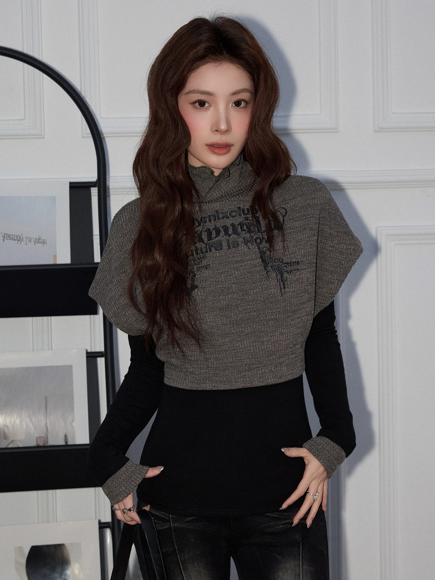 

Женский осенне-зимний вязаный комплект из двух предметов: жилет с принтом «Spicy Girl» и свободная базовая футболка с длинным рукавом и круглым вырезом