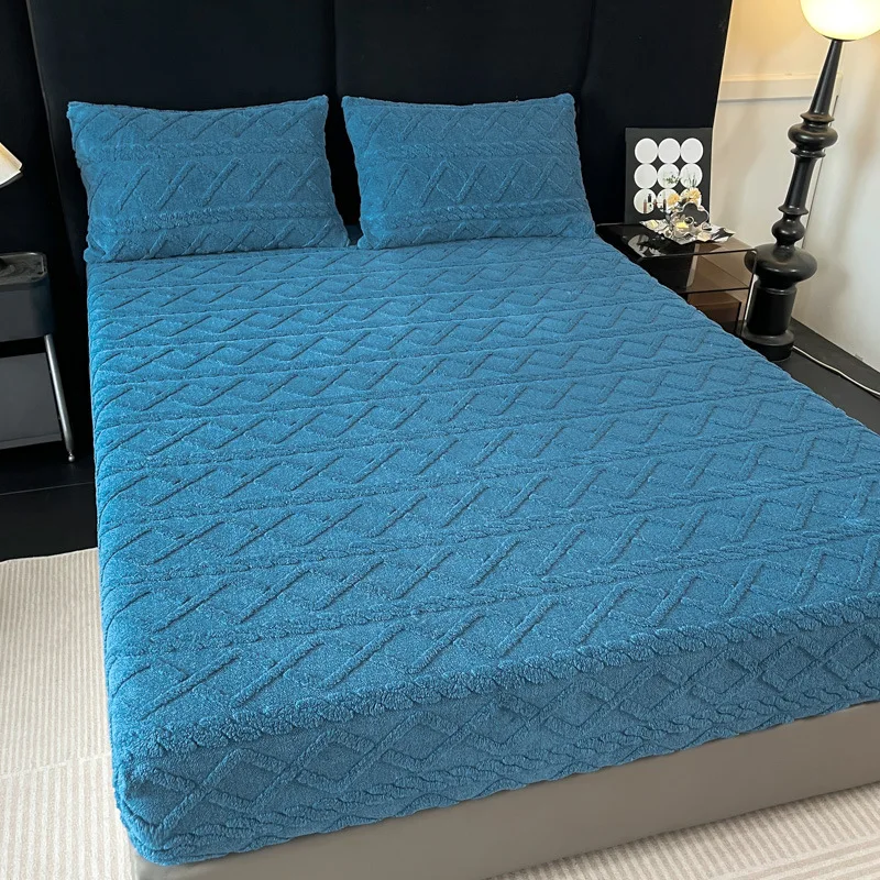 Solid color Tafu fleece engraved fitted sheet fleece warm and non-slip mattress protective cover three-piece set