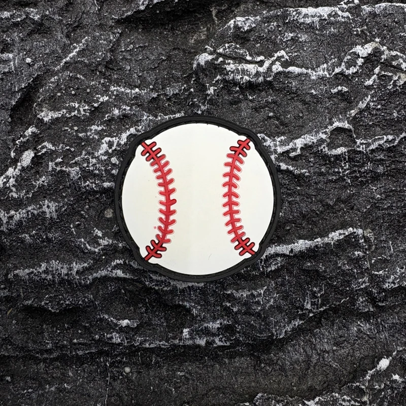 Ein Baseball-PVC-Patch-Abzeichen mit leuchtender Wirkung, Klettverschluss auf der Rückseite, geeignet zum Dekorieren von Taschen, Rucksäcken, Westen und Kleidung