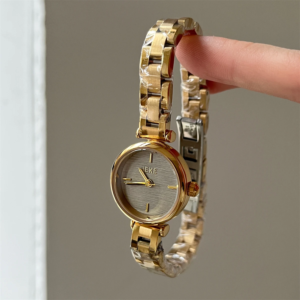 

A Sophisticated And Elegant Round Watch For Women Perfect For A Stylish Simple And Versatile Occasion A Perfect Gift For Ladies.