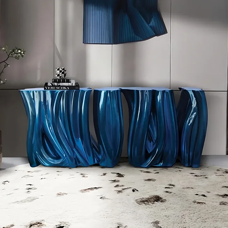 The light luxury special-shaped FRP entrance table is facing door, and  entrance aisle of the villa is decorated with