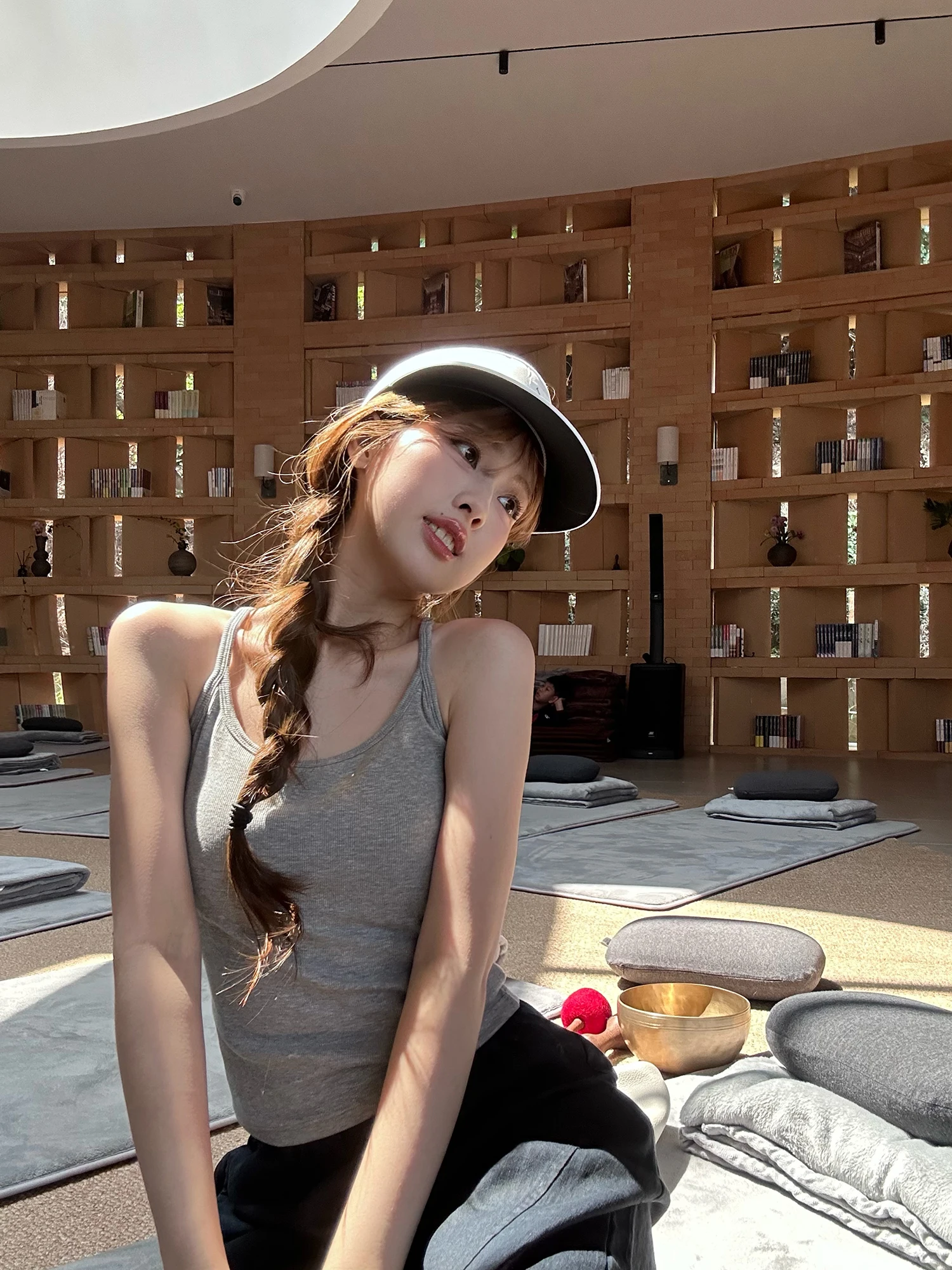 

Женский цельный топ-майка HSTUDIO на бретельках со встроенными чашечками, без рукавов, летний, универсальный, для ношения как под одеждой, так и как самостоятельный элемент гардероба