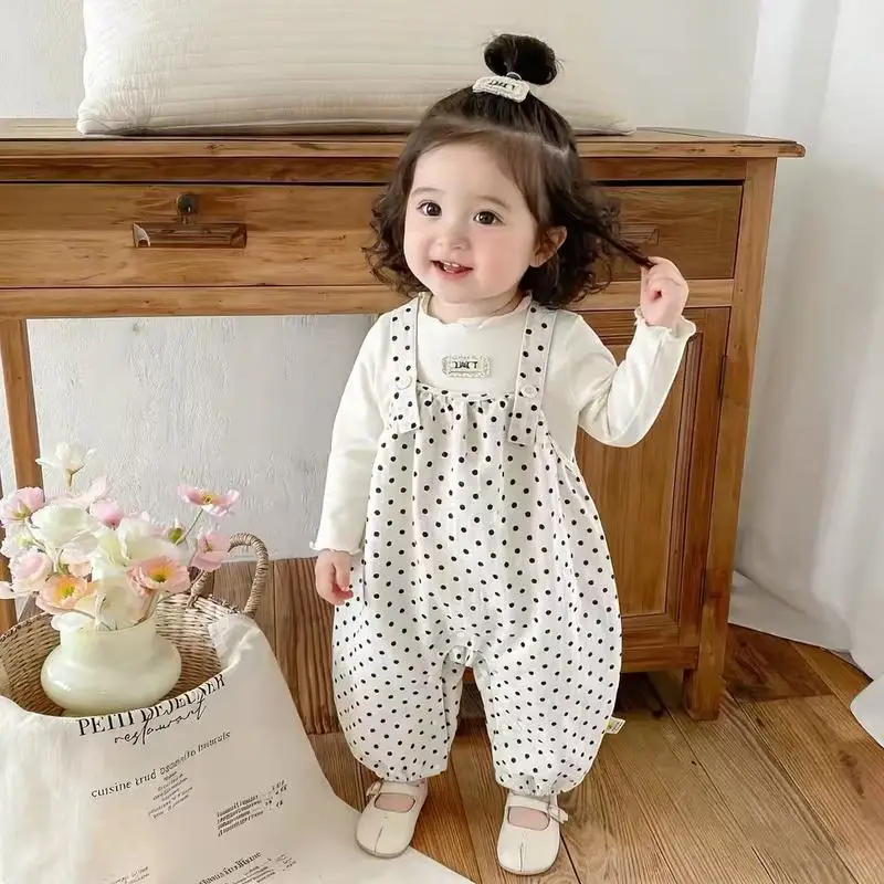 New stylish two-piece outfit for baby girls, featuring a polka-dot Korean-style overall and long-sleeved autumn set