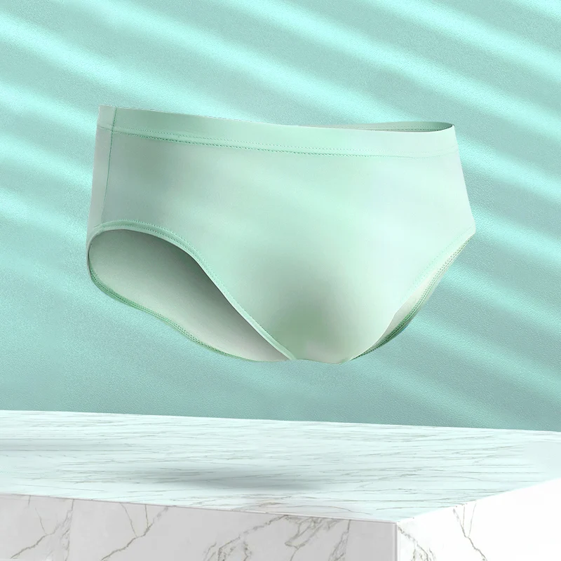 ملابس داخلية من الحرير الجليدي للرجال سراويل صيفية قابلة للتنفس رفيعة للغاية وخصر منخفض ملابس داخلية على شكل مثلث صغير من SAO