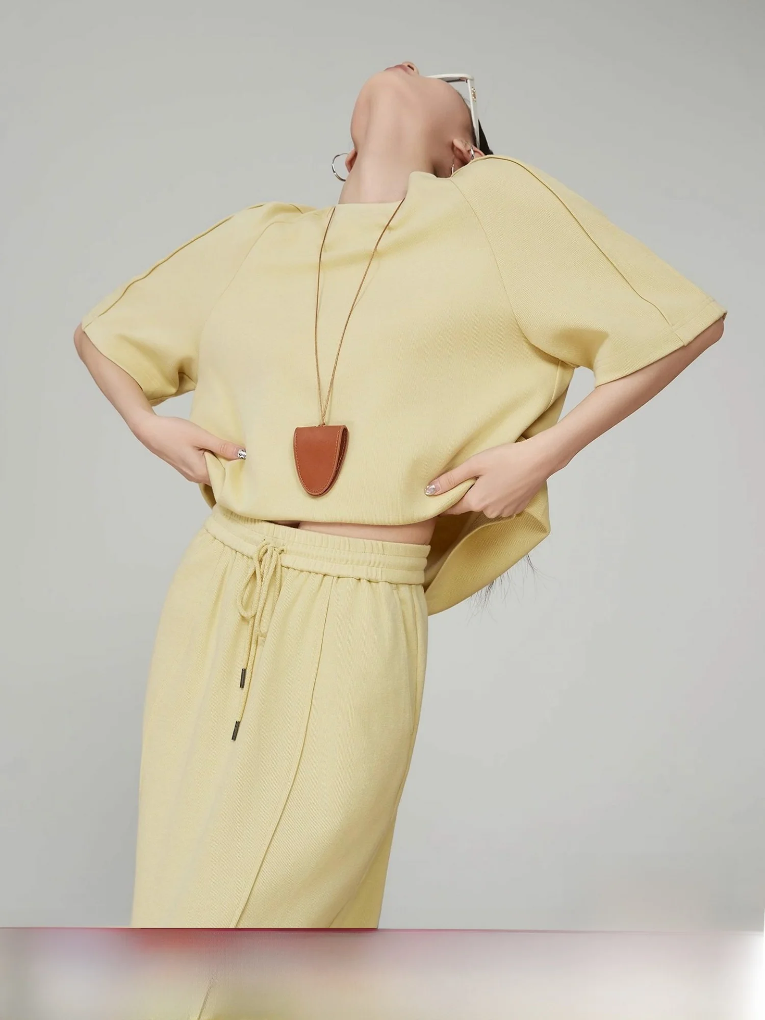 

Желтый повседневный комплект из двух предметов: футболка с коротким рукавом и юбка, летний женский костюм 2025 года, свободный крой, круглый вырез