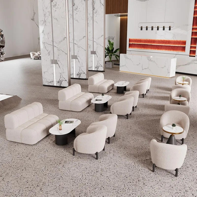 Stół negocjacyjny w bibliotece