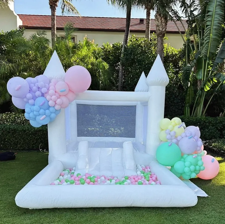 Casa di rimbalzo bianca al 100% in PVC morbido per bambini con pallina scorrevole Personalizzazione del partito Mini castello gonfiabile gonfiabile con ventilatore