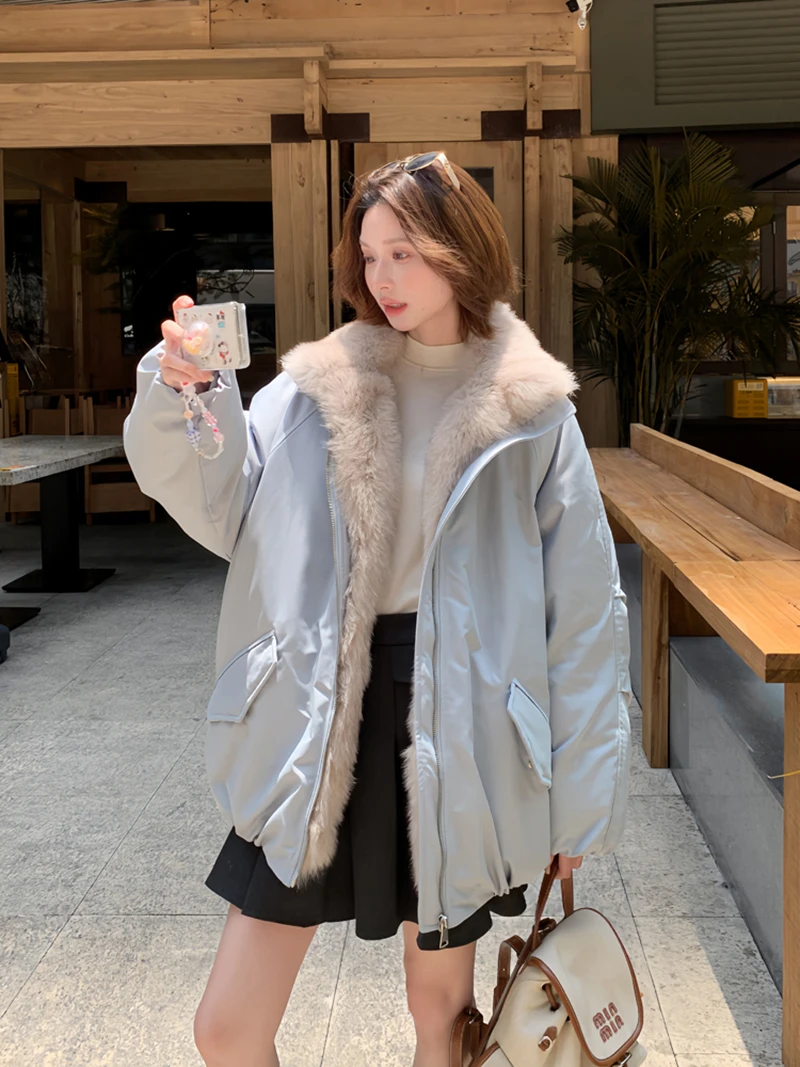 

Парка женская из натурального меха с глянцевой поверхностью, блестящая, полированная, сияющая, яркая, нейтральная