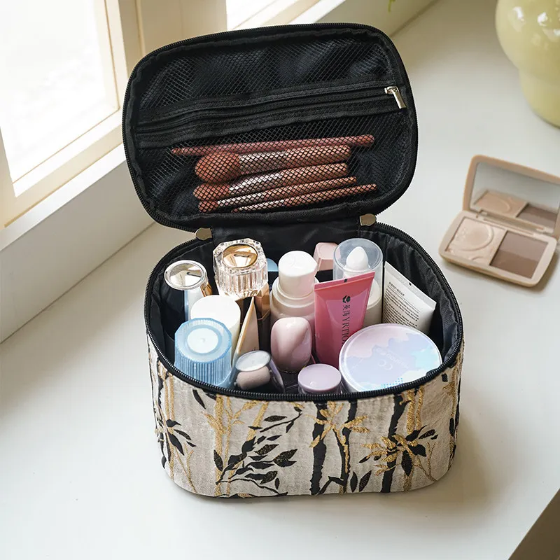 

Новая женская косметичка: элегантная сумка из ткани с цветочной вышивкой, модная вместительная сумка для косметики и туалетных принадлежностей, тренд 2026 года