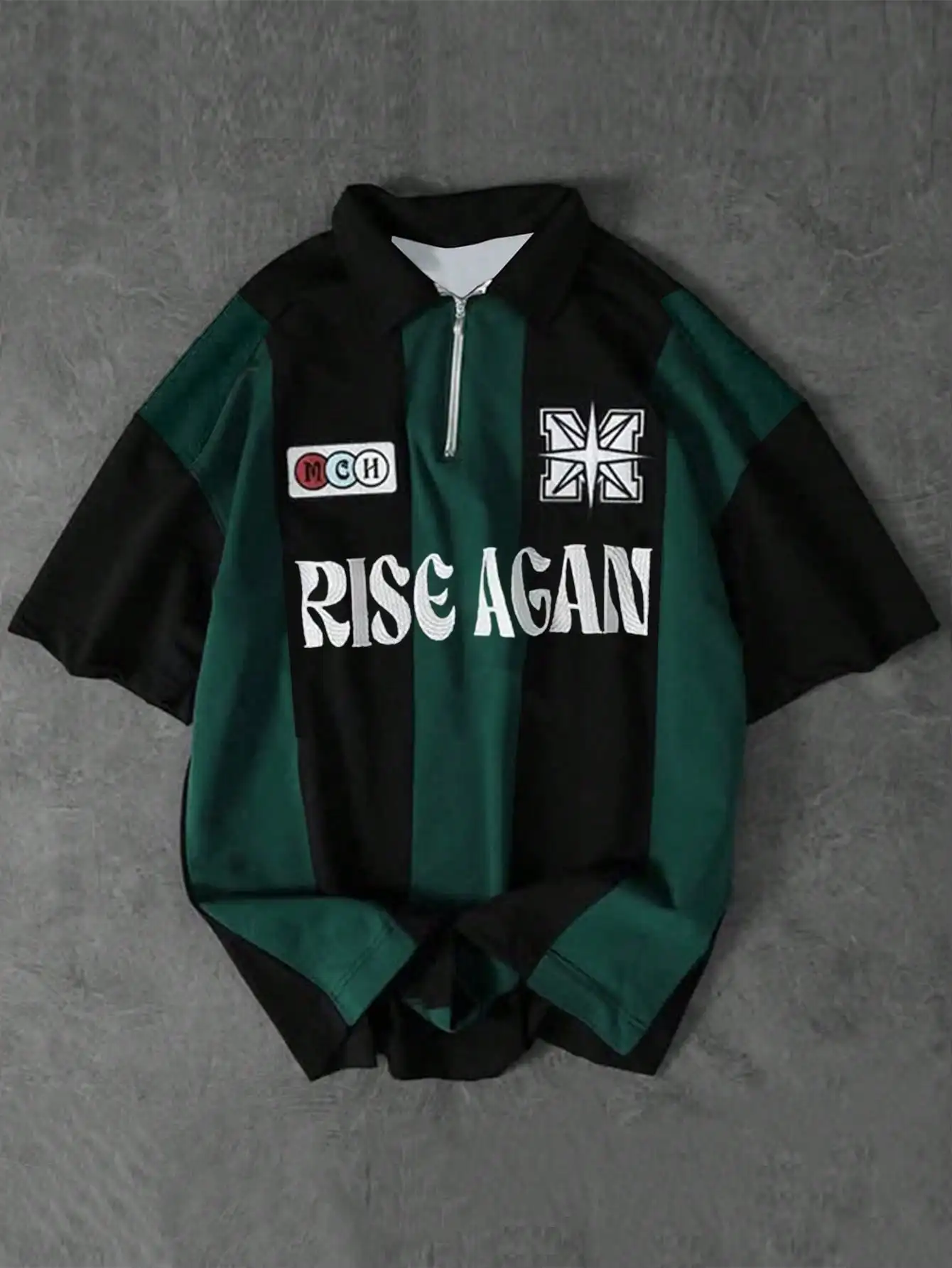 

Зеленая и черная полосатая рубашка-поло с графическим принтом, коротким рукавом и застежкой-молнией на воротнике