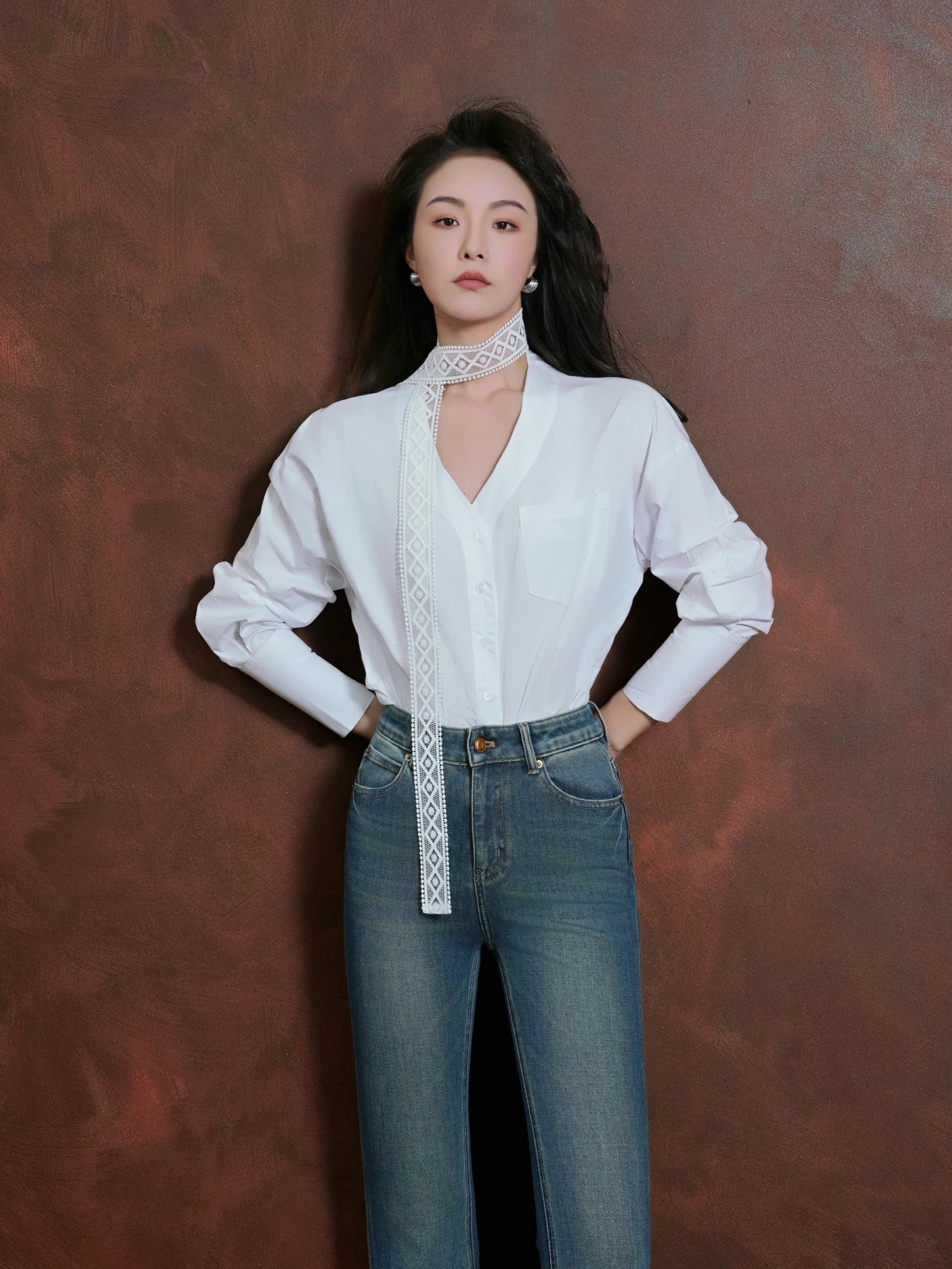 

Elegant Lace Trim V-Neck Slimming Loose Long Sleeve Shirt Women's Casual Style Cotton Shirt Fashionable Top Half Mountain Col...