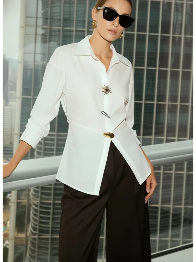 เสื้อเชิ้ตผู้หญิง Bonboho สีขาว ปกเสื้อแบบปกเชิ้ต ติดกระดุมตกแต่ง ช่วงเอวเข้ารูป แขนยาว สไตล์หรูหรา เหมาะสำหรับใส่ทำงานในออฟฟิศ