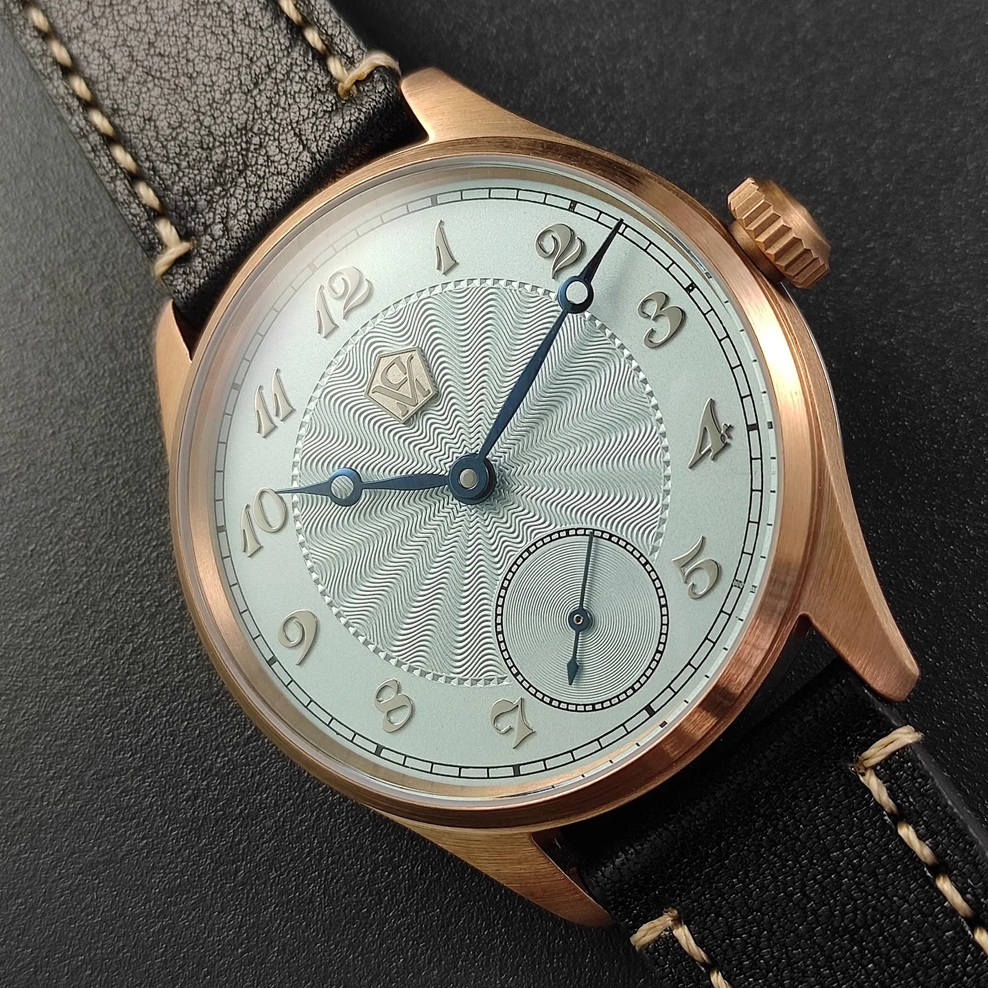 Reloj mecánico manual para hombre de 40 mm en bronce estaño con esfera grabada, tachuelas plateadas 3D, manecillas azul calor, gaviota ST3621 Jones Swor