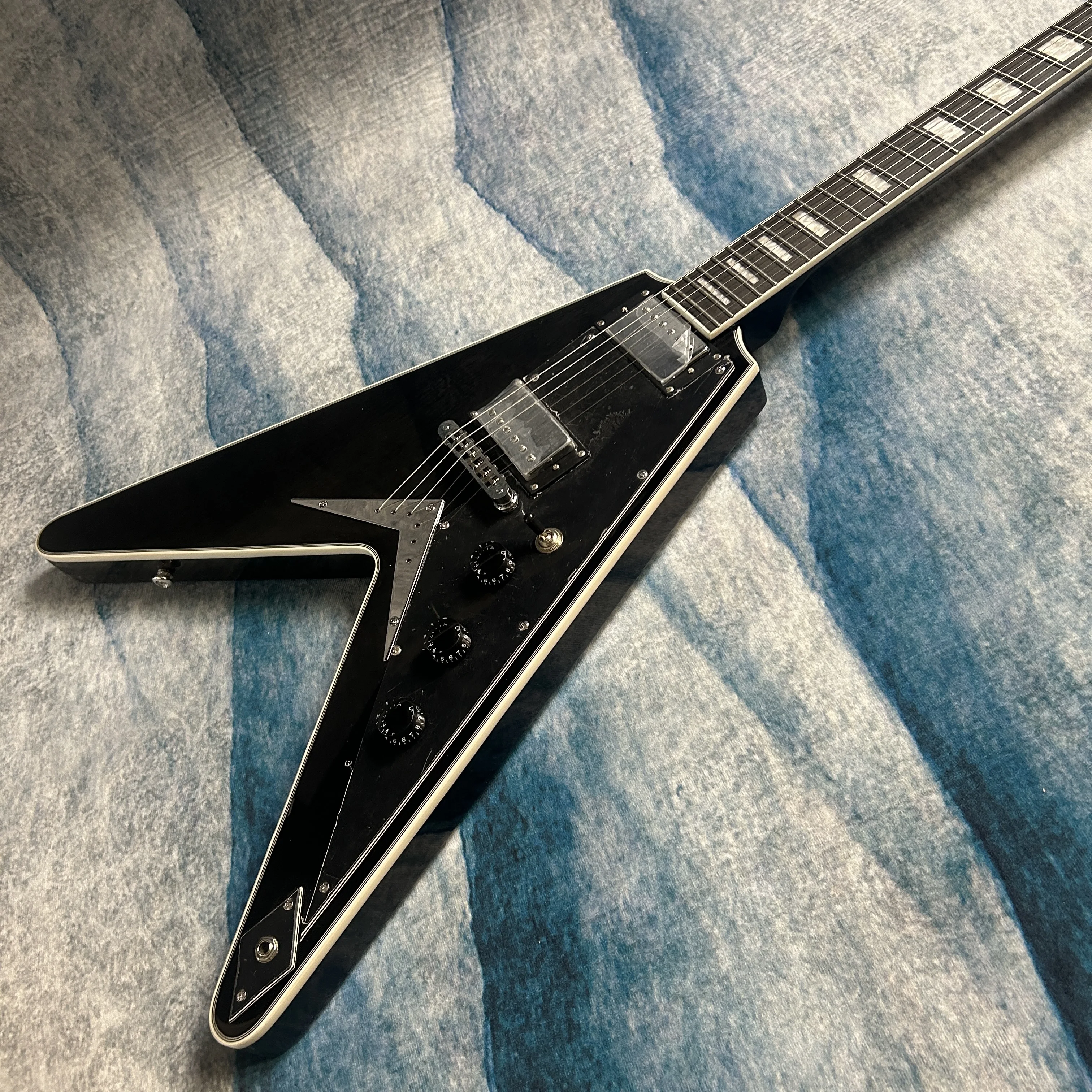 

Лидер продаж, электрогитары черного цвета, корпус из красного дерева, гриф из палисандра, версия Fly-V