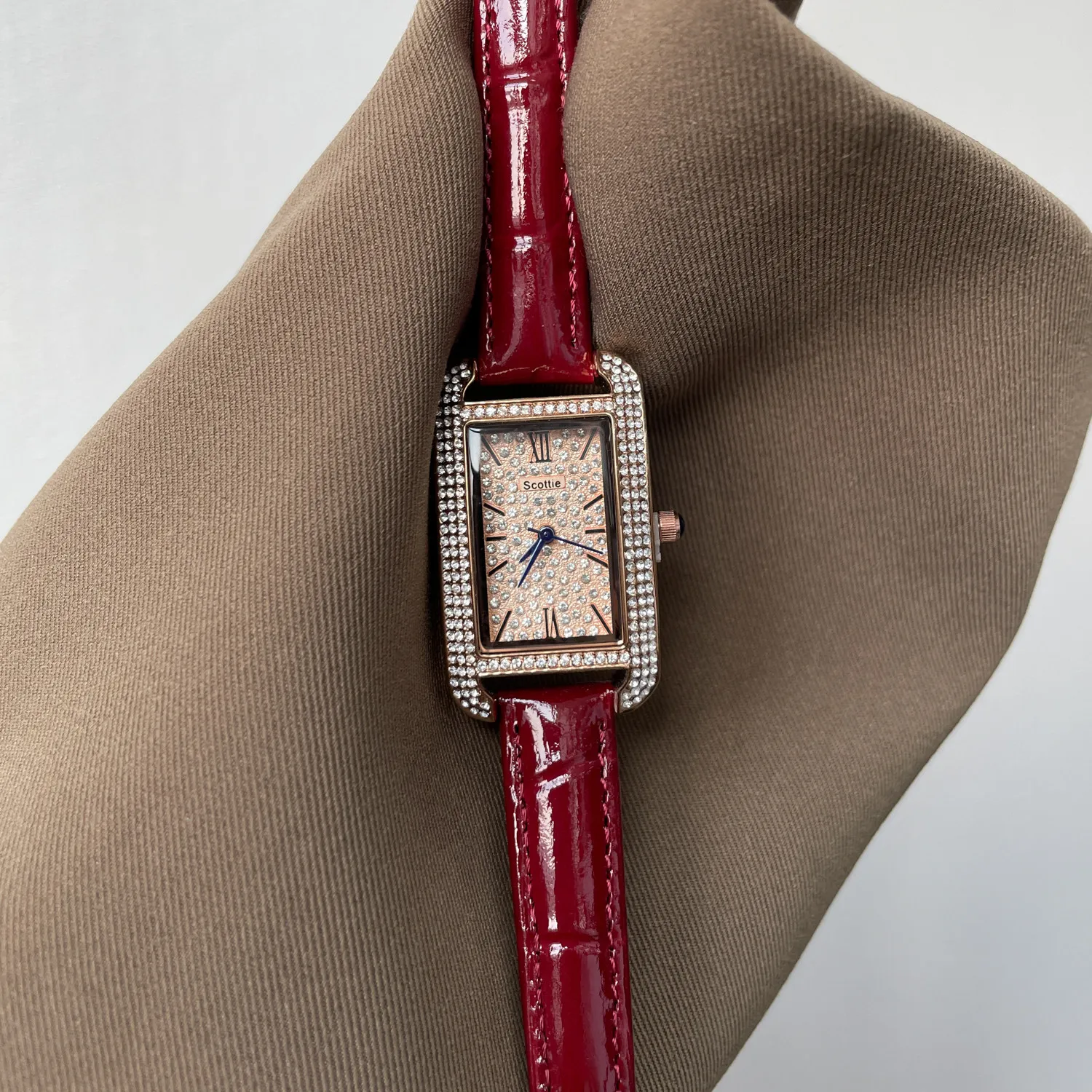 Nieuw damesmerkhorloge, nieuw model 2022, elegant en stijlvol polshorloge met een mooi ontwerp, modieus quartz horloge.