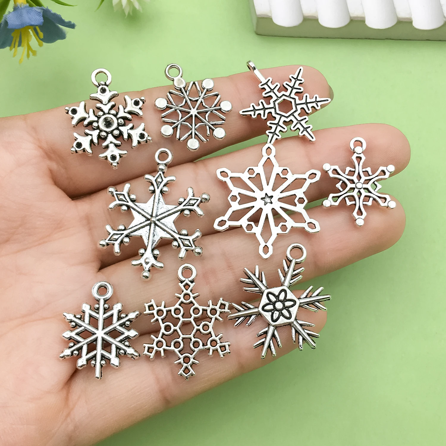 10/14pcs Antique Silvery Snowflake Design Charms Alloy Christmas Decoration Pendants for DIY Jewelry Making Accessories