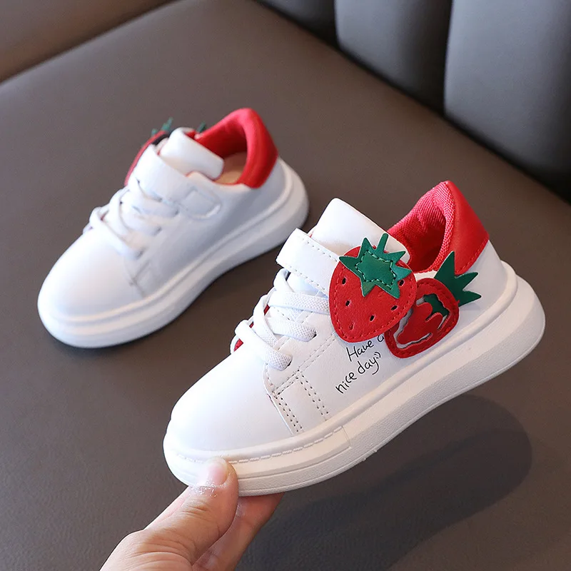 Zapatillas deportivas transpirables para niños y niñas, zapatos informales de fresa bonita, tenis para exteriores, color blanco, primavera y verano