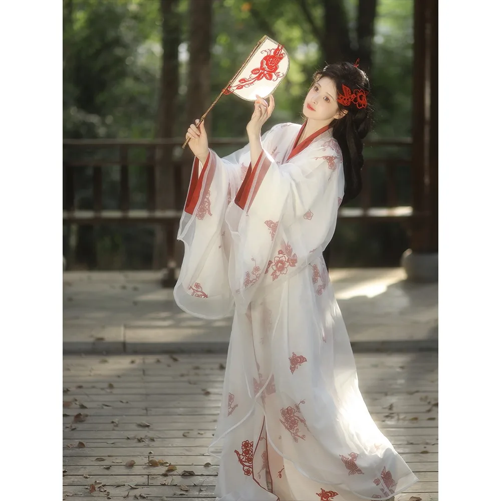 

Ханьфу в стиле вырезанной из бумаги вышивки с прямым подолом и шлейфом, в стиле эпохи Воюющих царств