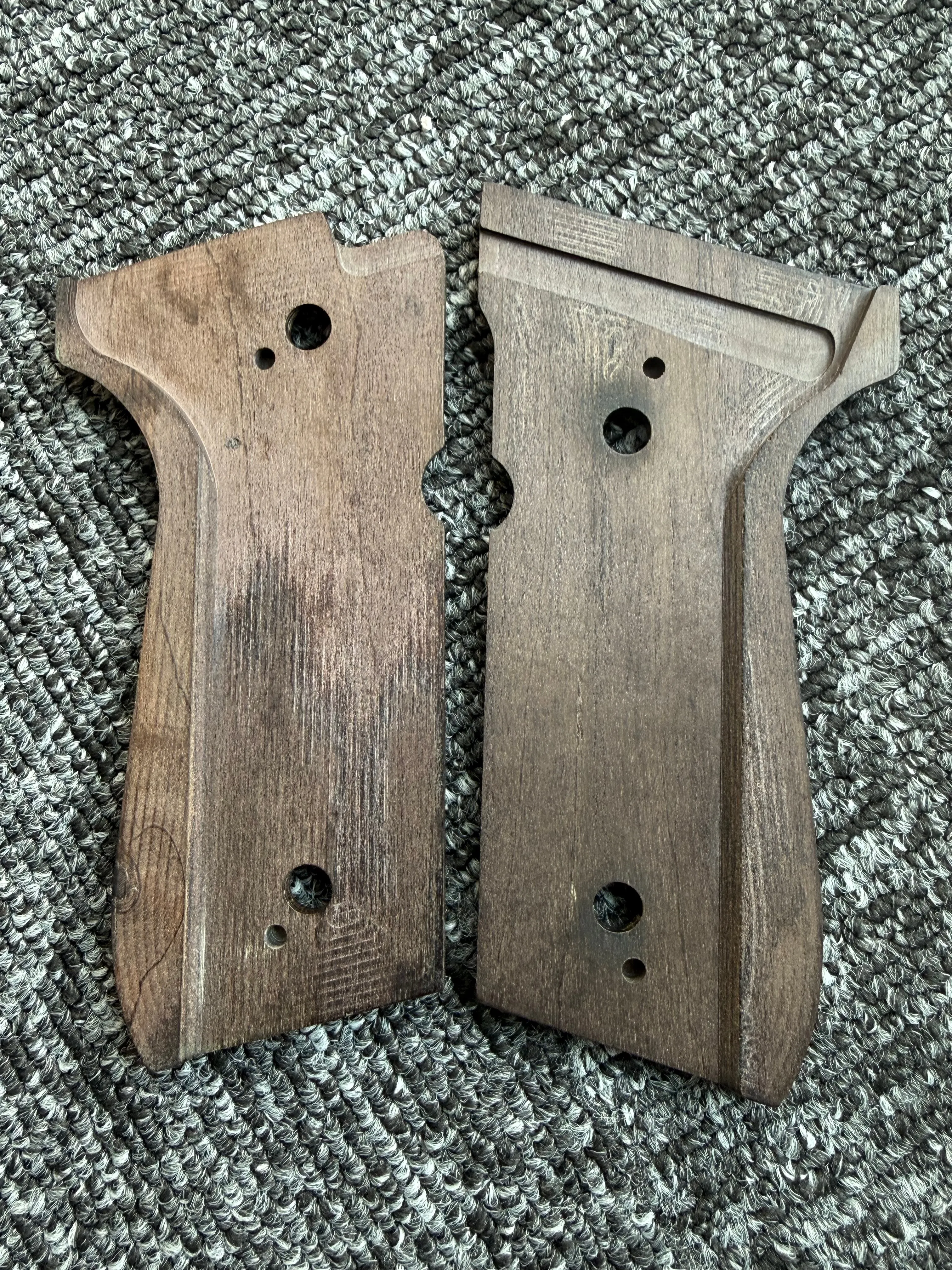 CTG Custom Grips voor Beretta 92 FS, walnootkleurig hout, diamantpatroon met gouden medaillon, zwarte houtstructuur, past op 92, 96, M9