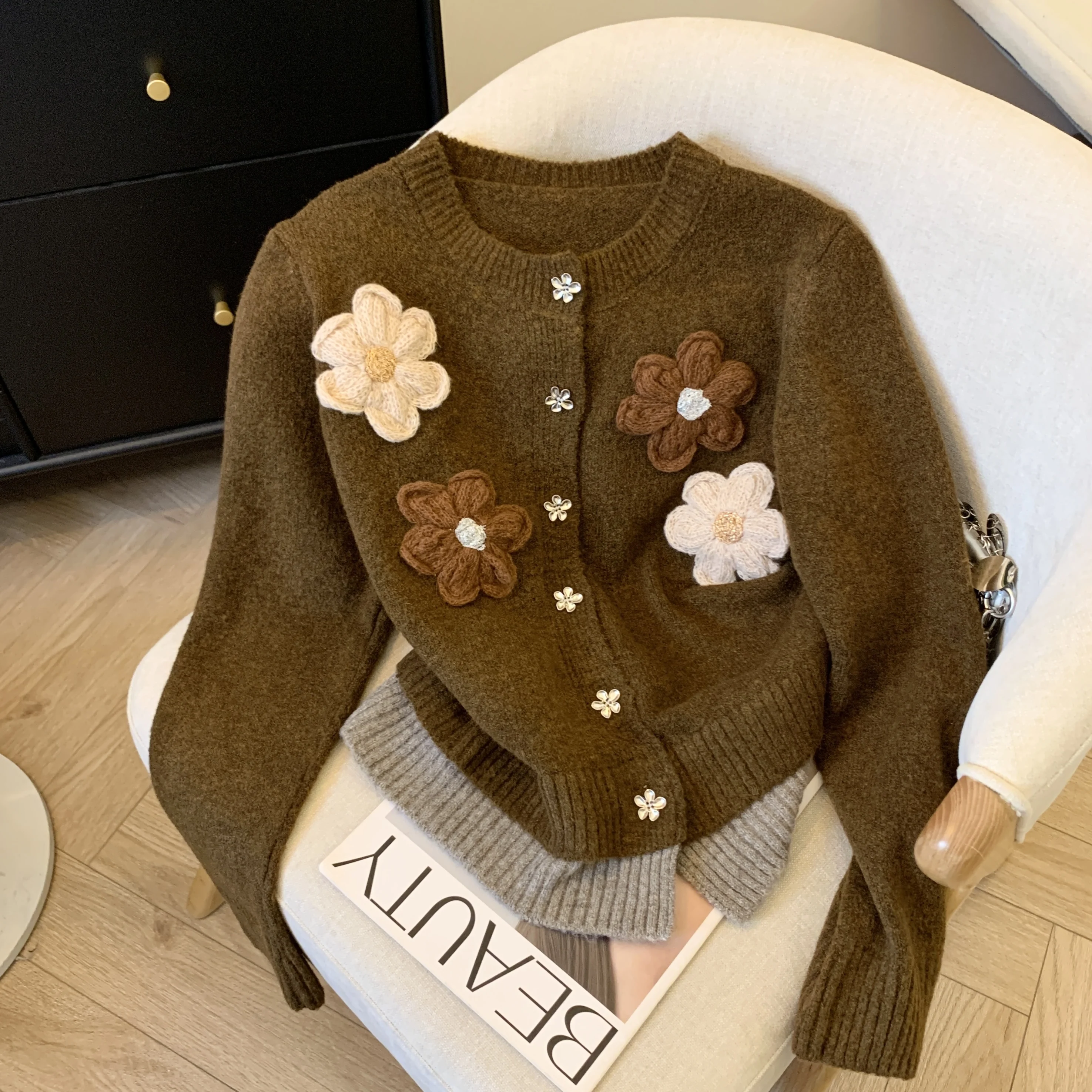 

Women Brown O-Neck 3D Floral Cardigan Sweater Korean Style Long Sleeves Luxury Cashmere Sweater Vintage Y2k 2000s Clothes Autumn