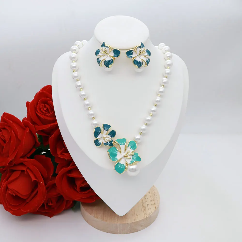 

2025 модный женский комплект ювелирных изделий, уникальный дизайн, ожерелье из белого жемчуга и два изысканных цветочных кулона, ожерелье, серьги, повседневная одежда