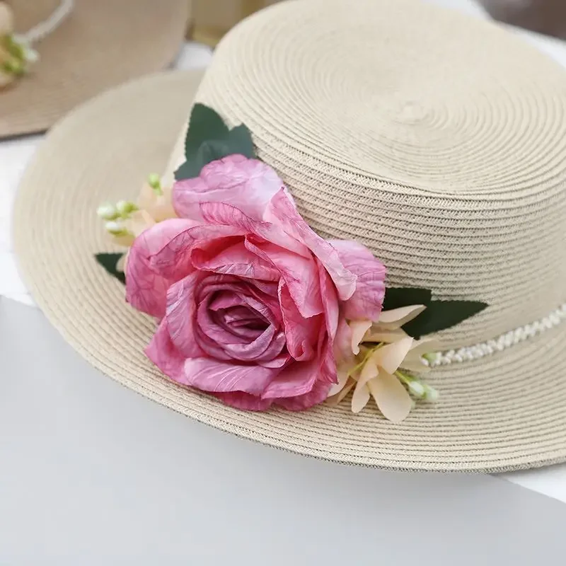 صيف 2025 يجب اقتناؤه! قبعة شمس مسطحة مصنوعة يدويًا للسيدات من القش بتصميم زهور وحماية من الأشعة فوق البنفسجية لرحلات الشاطئ