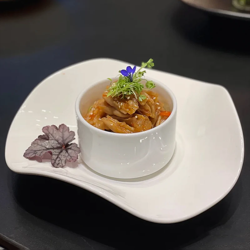 Special-shaped Tableware in Chinese Hotel Kitchen White Irregular Triangular Disk Club Special Cold Dishes Plate
