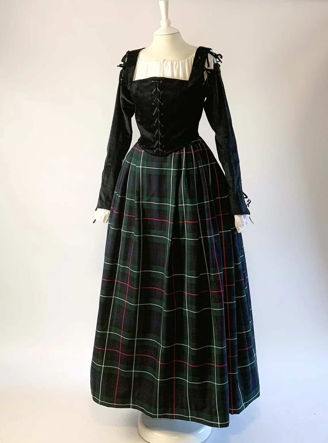 Women's Renaissance Medieval Costume Black Velvet MacKenzie and Tartan Dress 16th Century Removable Sleeves Dress Party Outfits