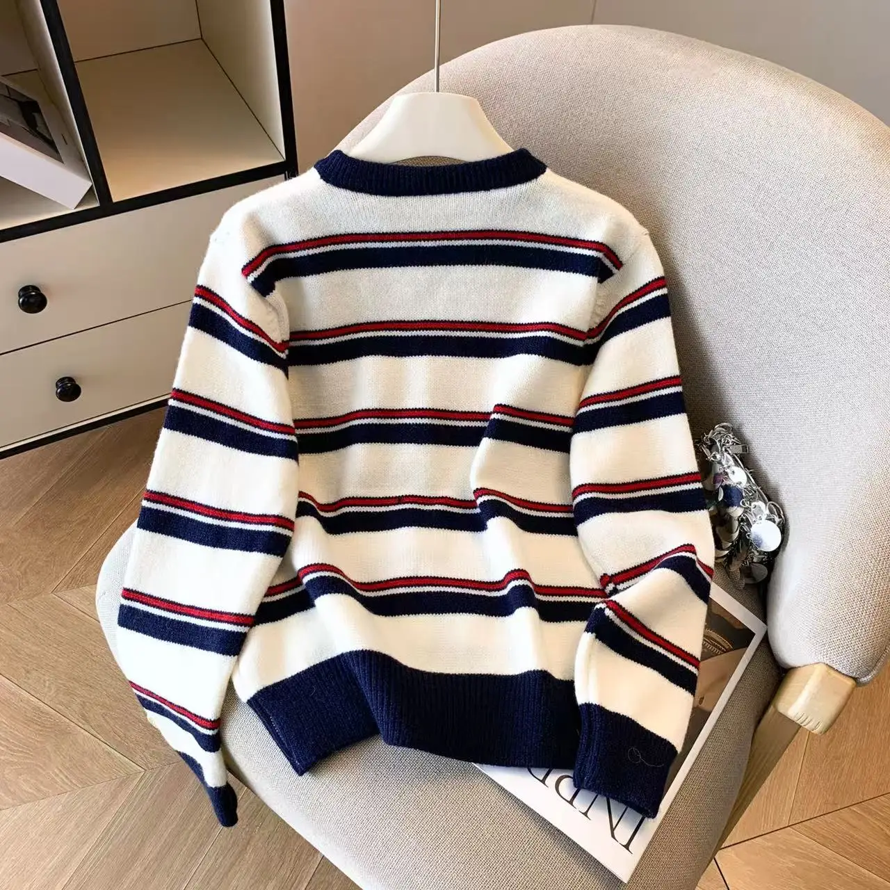 Maglione ricamato cane bassotto cartone animato a righe bianche da donna coreano ufficio ragazza alla moda autunno nuovo cardigan lavorato a maglia
