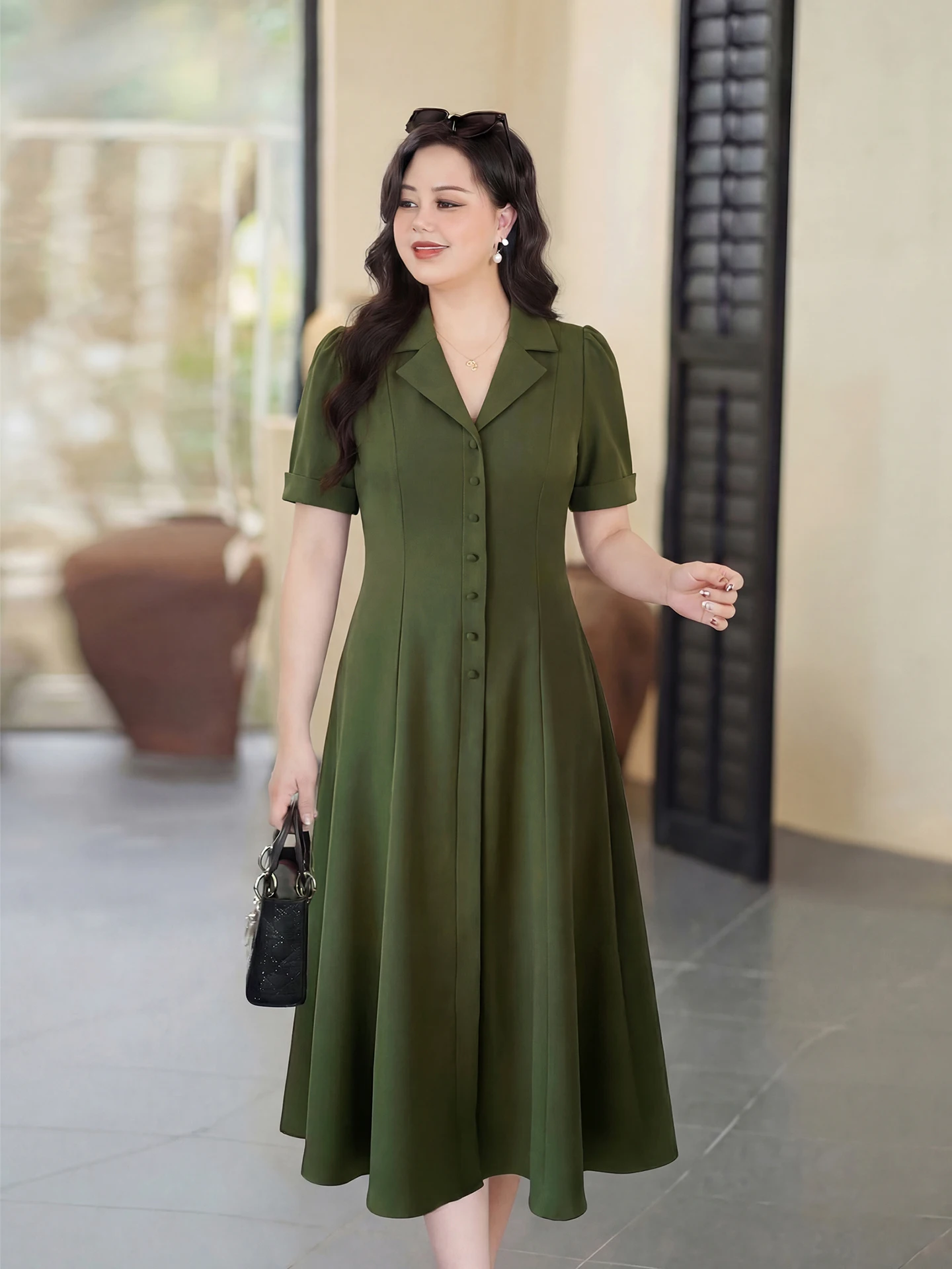 

Модное женское платье больших размеров, скрывающее живот, приталенное, с отложным воротником на одной пуговице, миди, в деловом стиле, с завышенной талией, из полиэстера.