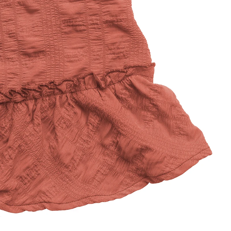 ชุดเดรสสตรีสีชมพูแขนกุดติดกระดุมด้านหน้าชายกระโปรงระบายพร้อมกระเป๋าสายรัดปรับได้ชุดเดรสมินิสไตล์โบโฮลำลองสำหรับฤดูร้อน