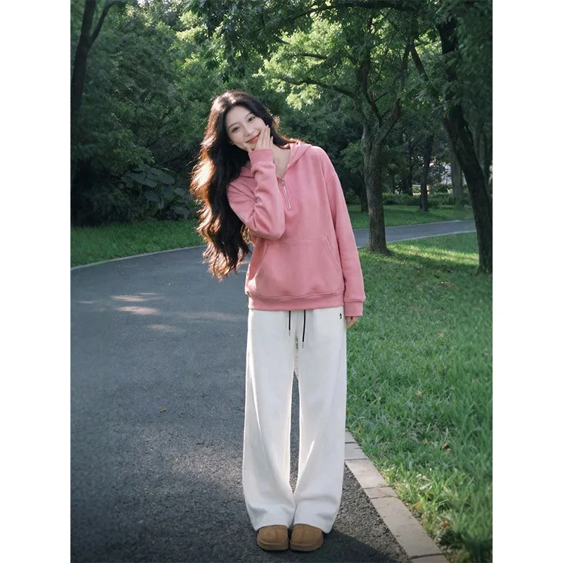 

Весенний комплект 2026: розовый топ с капюшоном и белые широкие брюки, женский антивозрастной модный комплект из двух предметов с высокой талией