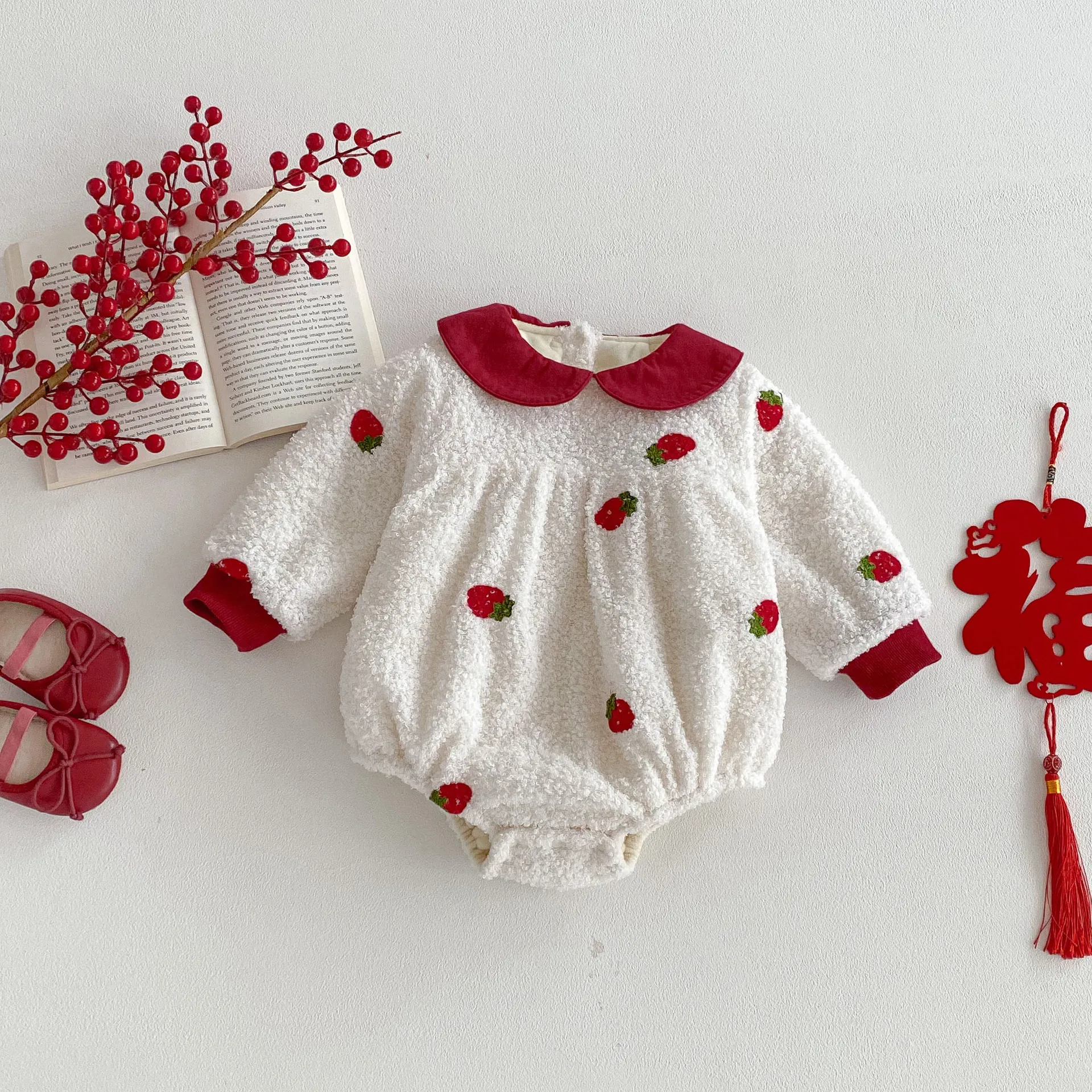 

Одежда для малышей, новинка зимы 2024, цельная одежда с клубничным принтом для маленьких девочек, очень милая бархатная одежда для скалолазания