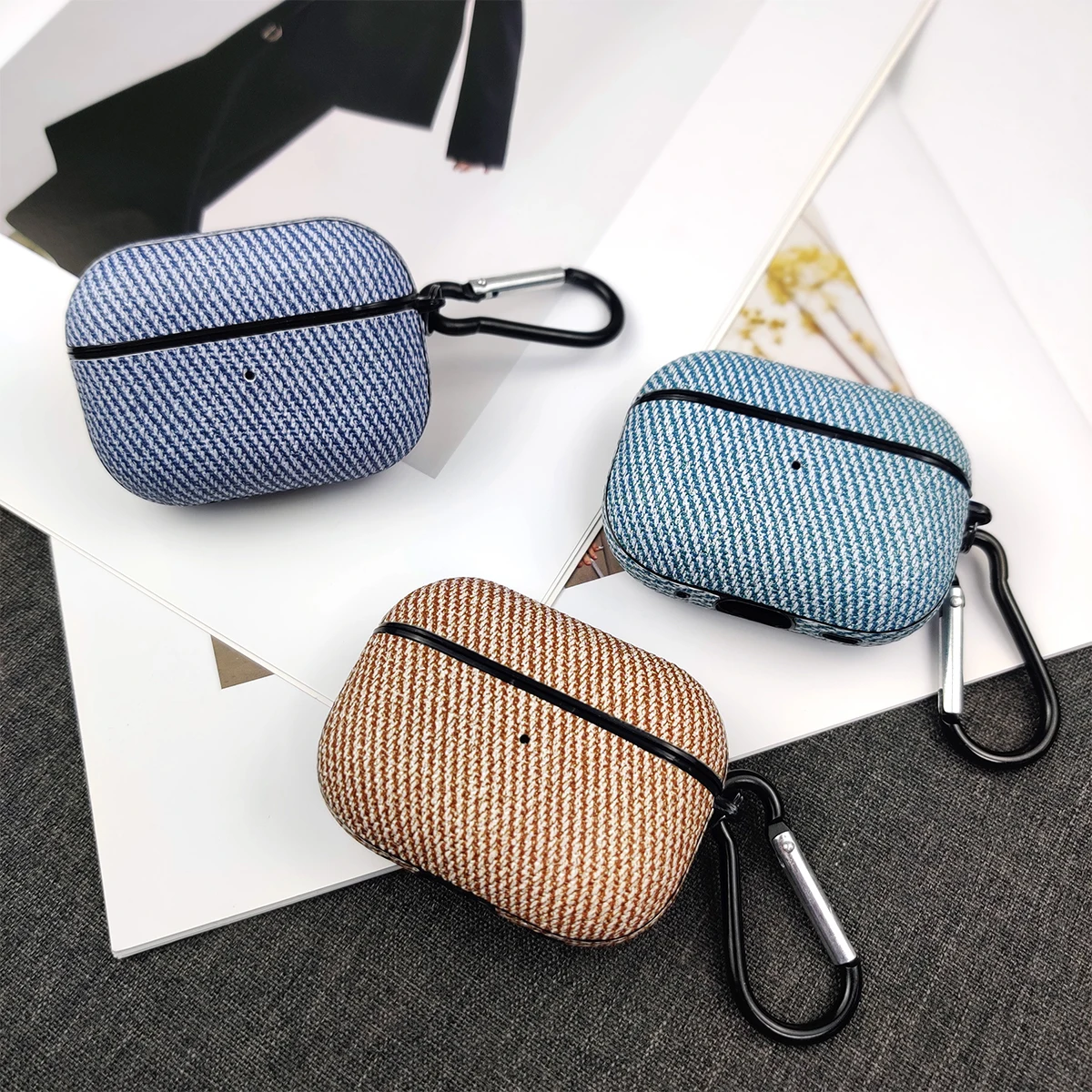 

Чехол для наушников AirPods Pro3 с трехмерным кожаным внешним слоем, соответствующими внешними кнопками и карабином.