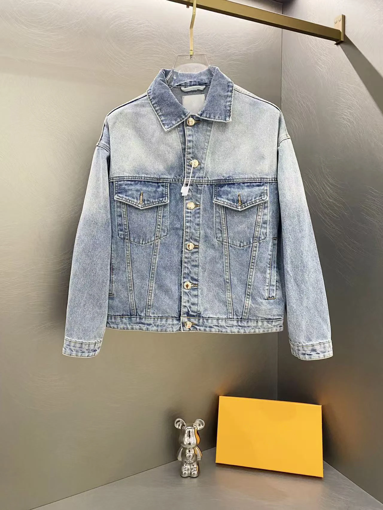 

2025 Autumn New Arrival Patch-Decorated Button-Up Washed Blue Denim Jacket for Women – Versatile & Stylish