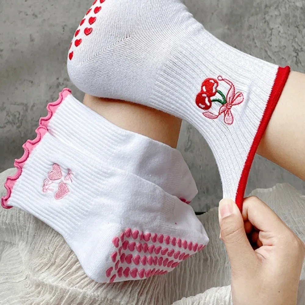 2 أزواج القلب سيليكون جورب وحيد النساء اليوغا الجوارب التطريز الكرز نمط جوارب بيلاتيس لينة تنفس عدم الانزلاق الجوارب