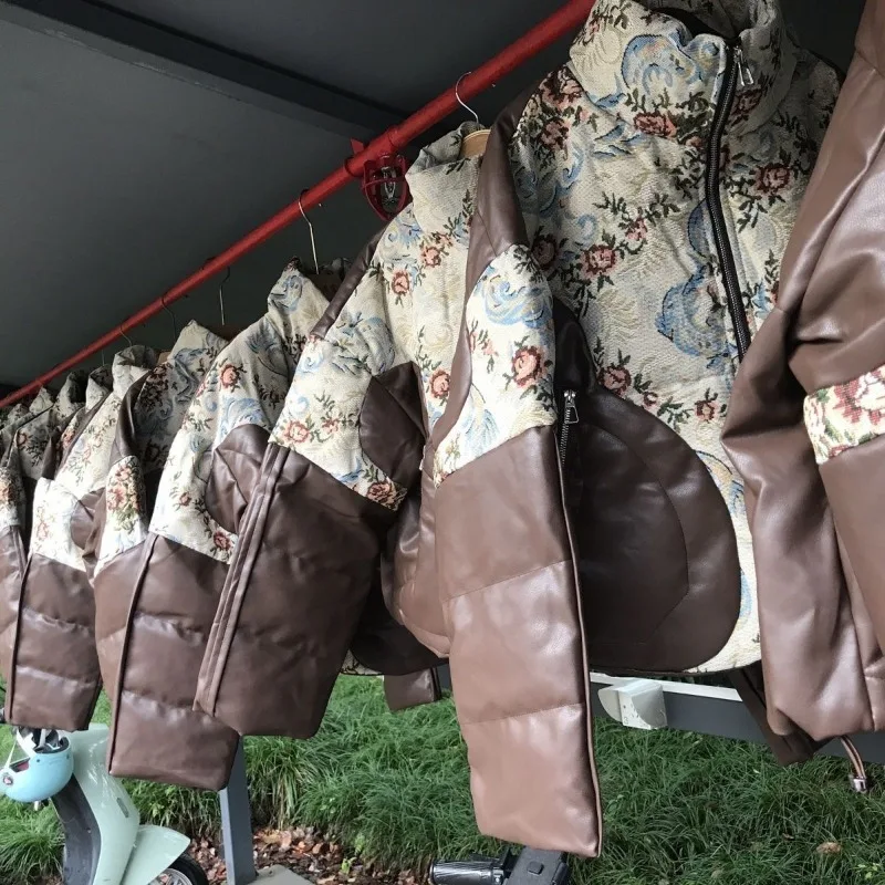 เสื้อแจ็คเก็ตขนเป็ดสำหรับผู้หญิง ลายปักแบบแจ็คการ์ด แต่งหนัง PU แบบต่อผ้า ทรงครอป สีขาว บุด้วยขนเป็ดขาว อุ่นหนา เหมาะสำหรับฤดูหนาว