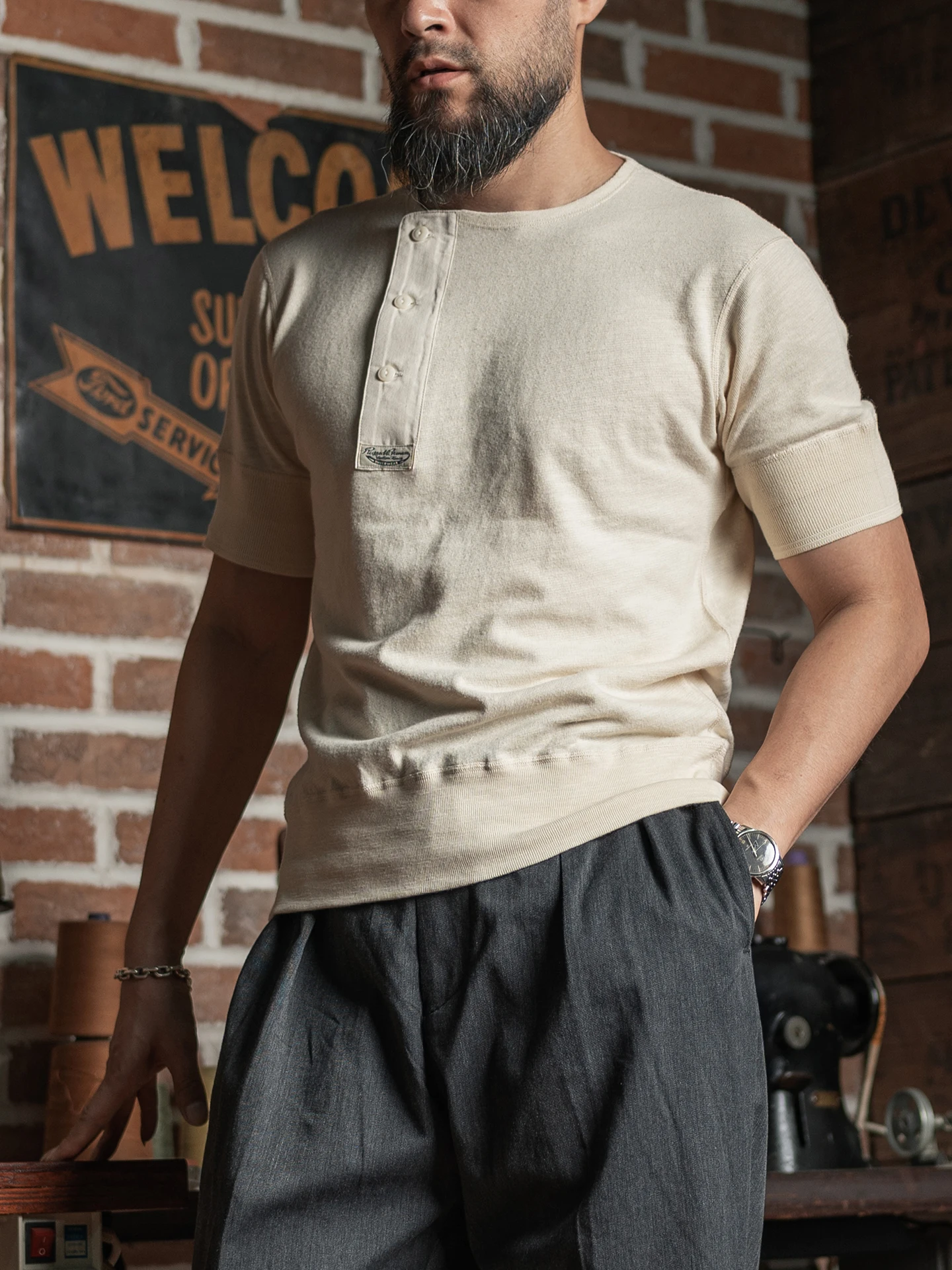 

Красная футболка Red Bronson Henry Collar с коротким рукавом из легкого бамбукового вискозного материала, в американском ретро-стиле, молодежная, приталенного кроя, базовая, летняя.