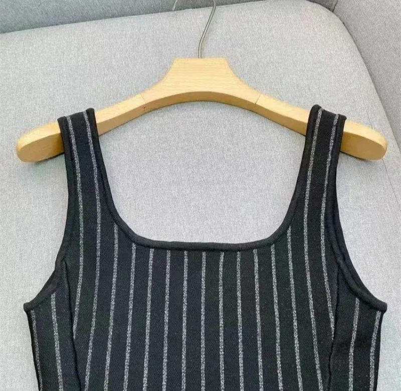 เดรสสั้นทรงเข้ารูปสีตัดกันสไตล์แฟชั่นสำหรับผู้หญิง เทรนด์สตรีทแวร์ ดีไซน์ลายทางถักนิตติ้ง ให้ลุคที่ดูมีสไตล์